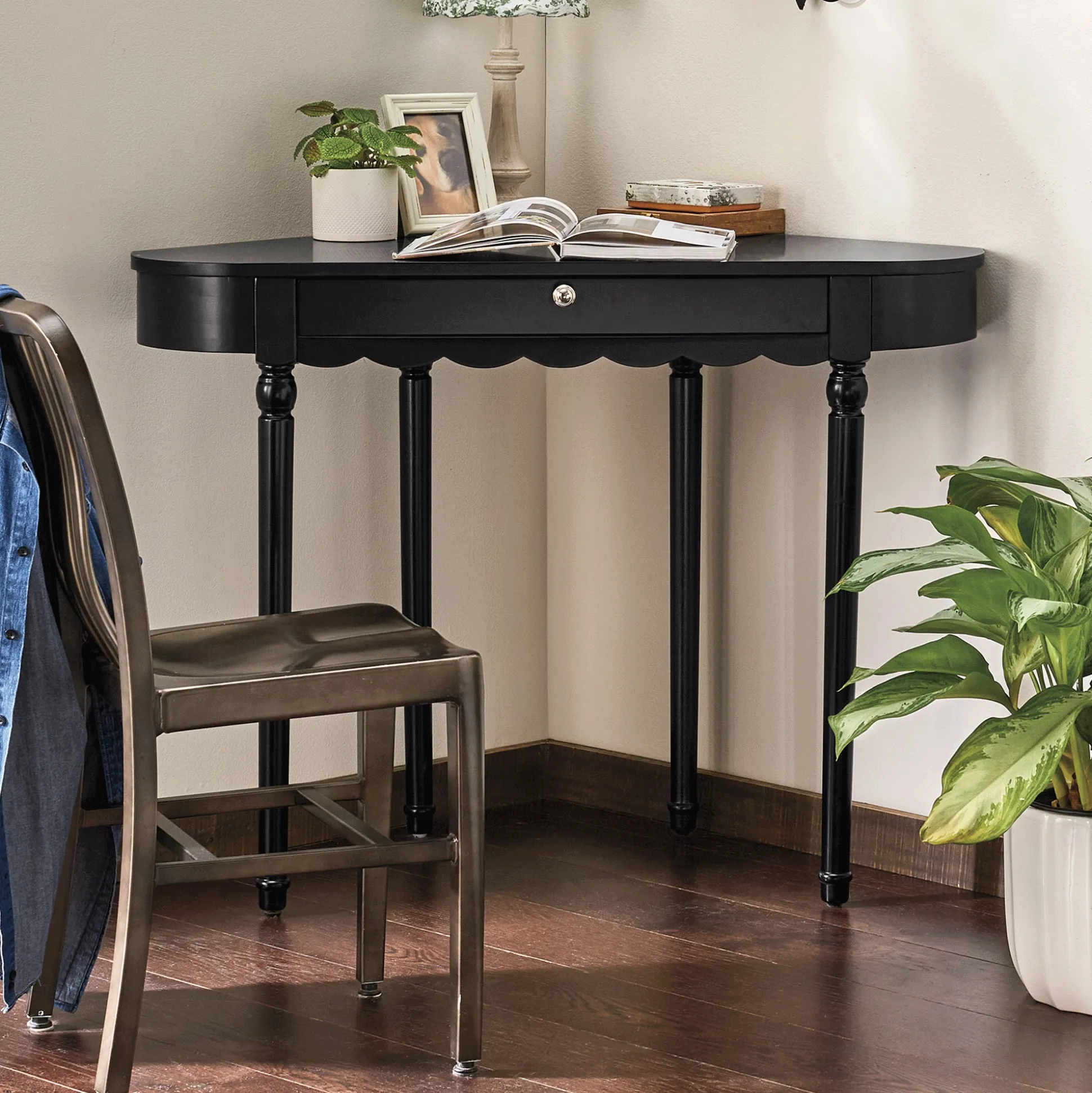Gretel’s Corner Desk