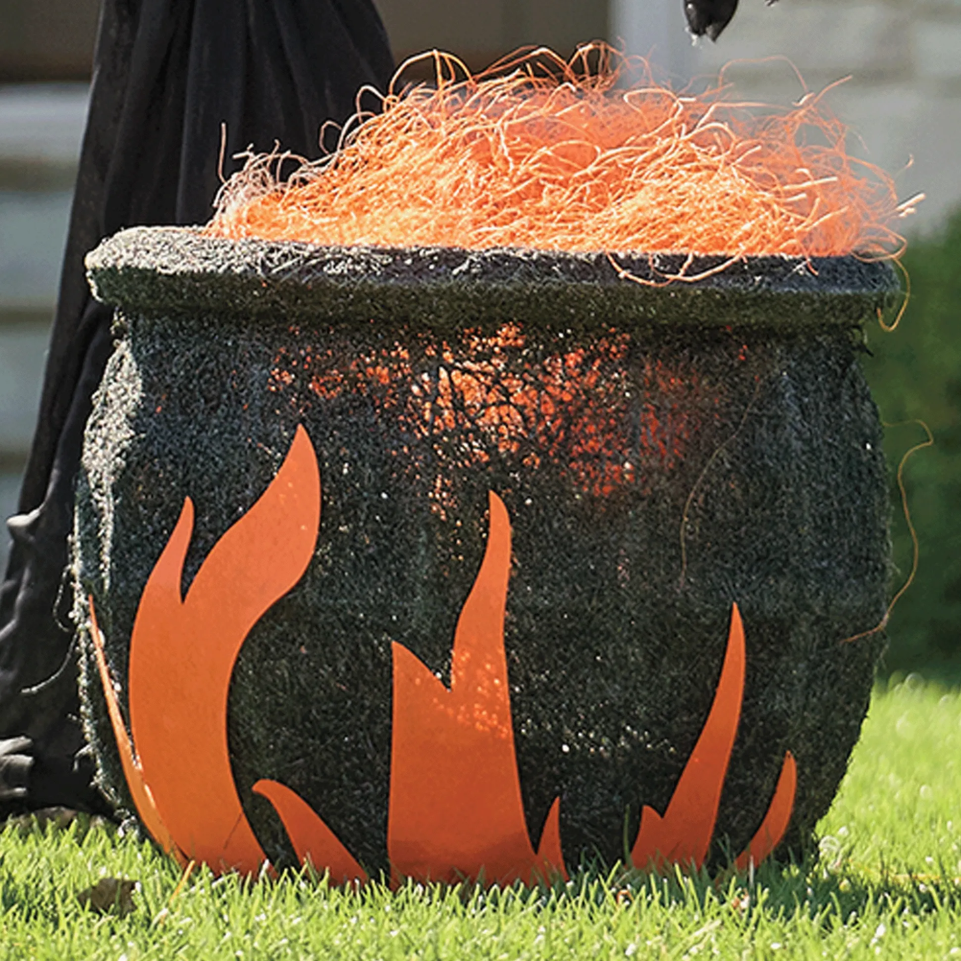 Lit Cauldron Lawn Décor